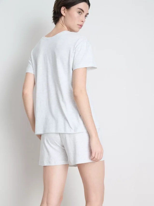 Pijamale cu tricou și pantaloni scurți Pijamale cu tricou și pantaloni scurți