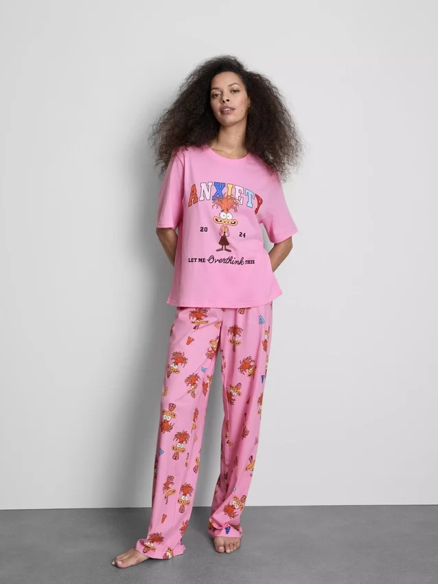Pijamale Disney „Inside Out” cu tematică de anxietate Pijamale Disney „Inside Out” cu tematică de anxietate