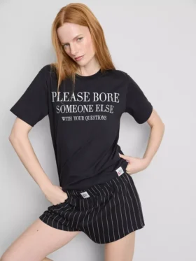 Pijamale scurte cu sloganul „The Devil Wears Prada”