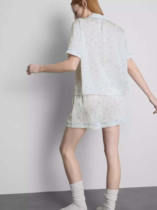 Pijamale scurte de bărbat din satin cu imprimeu floral Pijamale scurte de bărbat din satin cu imprimeu floral