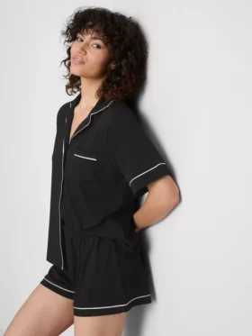 Pijamale scurte tip „boyfriend”