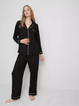 Pijamale tip „boyfriend” cu borduri contrastante