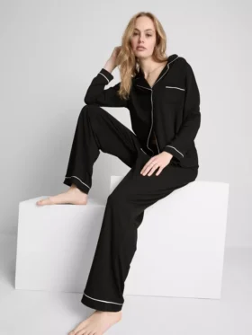 Pijamale tip „boyfriend” cu borduri contrastante