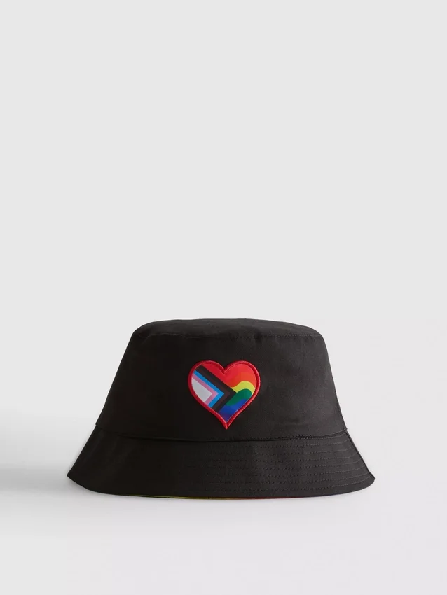 Pălărie reversibilă de tip bucket cu motiv Pride Pălărie reversibilă de tip bucket cu motiv Pride