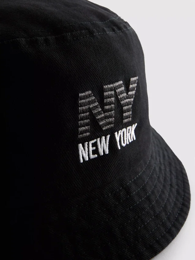 Pălărie tip bucket cu logo-ul New York Pălărie tip bucket cu logo-ul New York