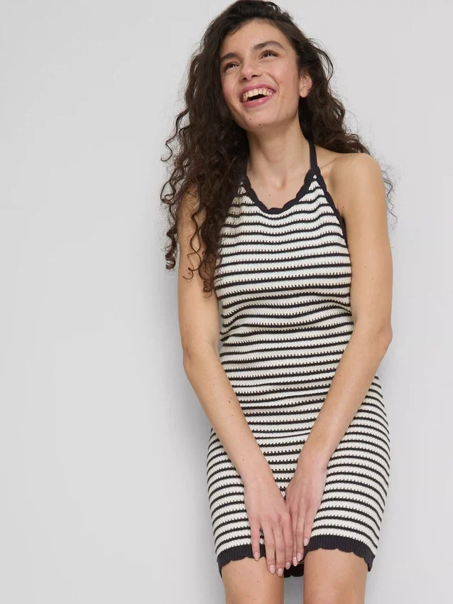 Rochie halter tricotată cu dungi Rochie halter tricotată cu dungi