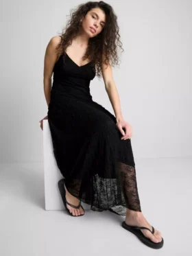 Rochie maxi din dantelă cu decolteu în V