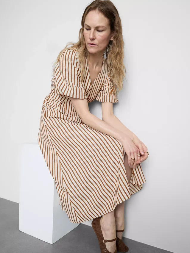 Rochie midi cu dungi și mâneci bufante Rochie midi cu dungi și mâneci bufante