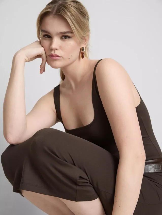 Rochie midi cu guler pătrat, ca o a doua piele Rochie midi cu guler pătrat, ca o a doua piele