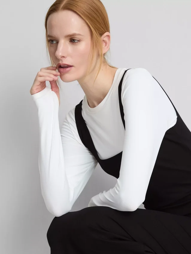 Rochie midi cu guler pătrat, ca o a doua piele Rochie midi cu guler pătrat, ca o a doua piele