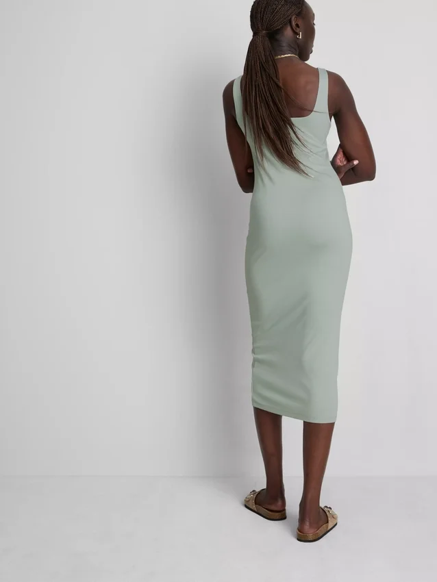 Rochie midi cu guler pătrat, ca o a doua piele Rochie midi cu guler pătrat, ca o a doua piele