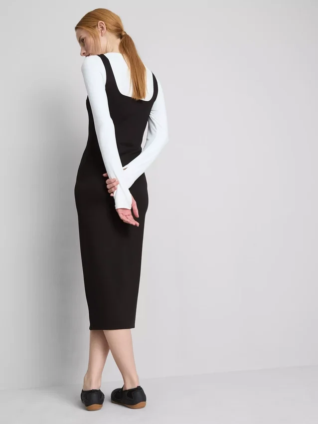 Rochie midi cu guler pătrat, ca o a doua piele Rochie midi cu guler pătrat, ca o a doua piele