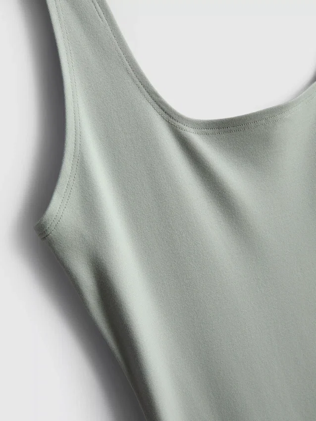 Rochie midi cu guler pătrat, ca o a doua piele Rochie midi cu guler pătrat, ca o a doua piele