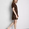 Rochie mini cu mâneci bufante și nasturi