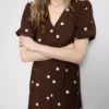 Rochie mini cu mâneci bufante și nasturi