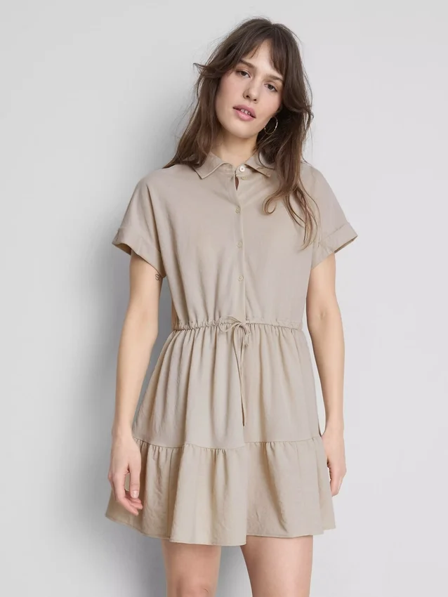 Rochie mini cu mâneci scurte și volane Rochie mini cu mâneci scurte și volane