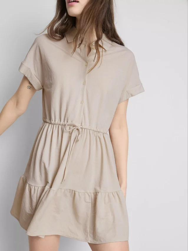 Rochie mini cu mâneci scurte și volane Rochie mini cu mâneci scurte și volane