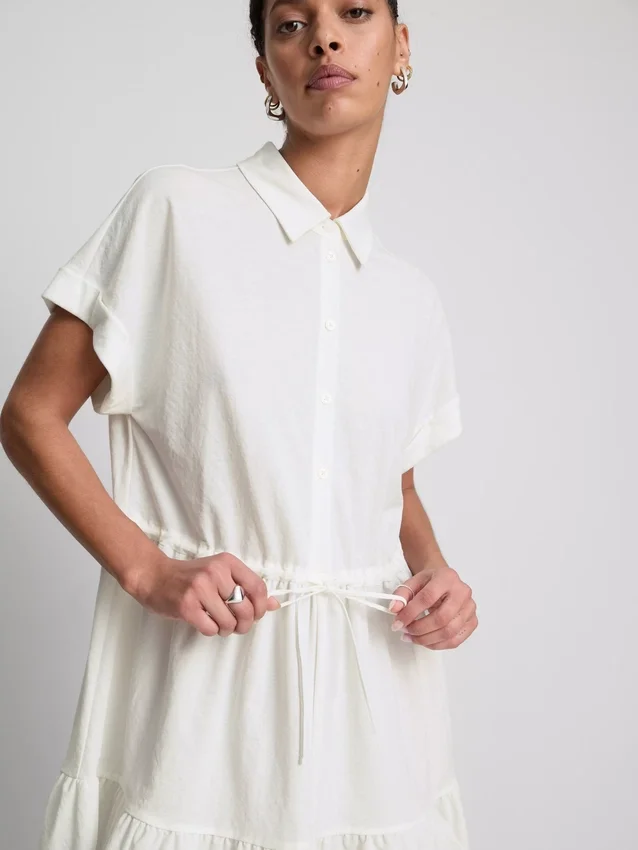 Rochie mini cu mâneci scurte și volane Rochie mini cu mâneci scurte și volane