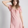 Rochie mini cu mâneci scurte șifonate Rochie mini cu mâneci scurte șifonate