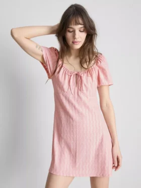 Rochie mini cu mâneci scurte șifonate