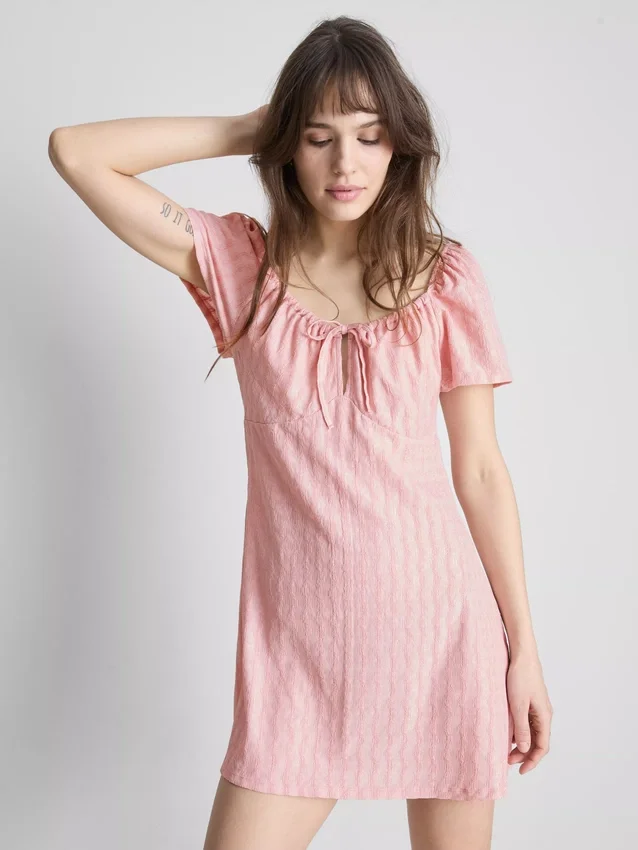 Rochie mini cu mâneci scurte șifonate Rochie mini cu mâneci scurte șifonate