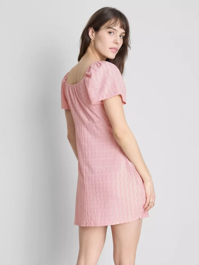 Rochie mini cu mâneci scurte șifonate Rochie mini cu mâneci scurte șifonate