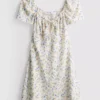 Rochie mini cu mâneci scurte șifonate Rochie mini cu mâneci scurte șifonate