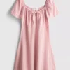 Rochie mini cu mâneci scurte șifonate Rochie mini cu mâneci scurte șifonate