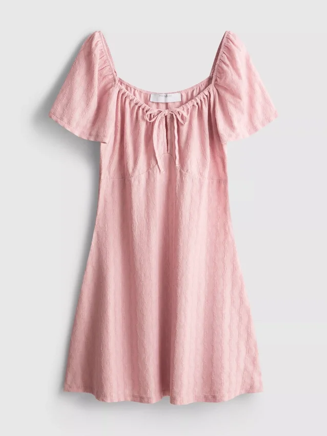 Rochie mini cu mâneci scurte șifonate Rochie mini cu mâneci scurte șifonate