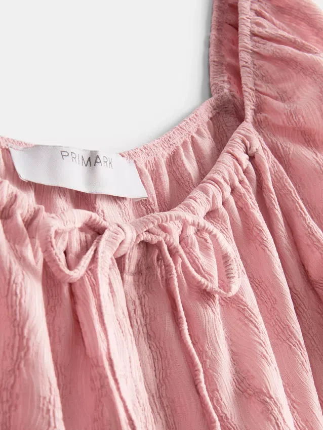 Rochie mini cu mâneci scurte șifonate Rochie mini cu mâneci scurte șifonate