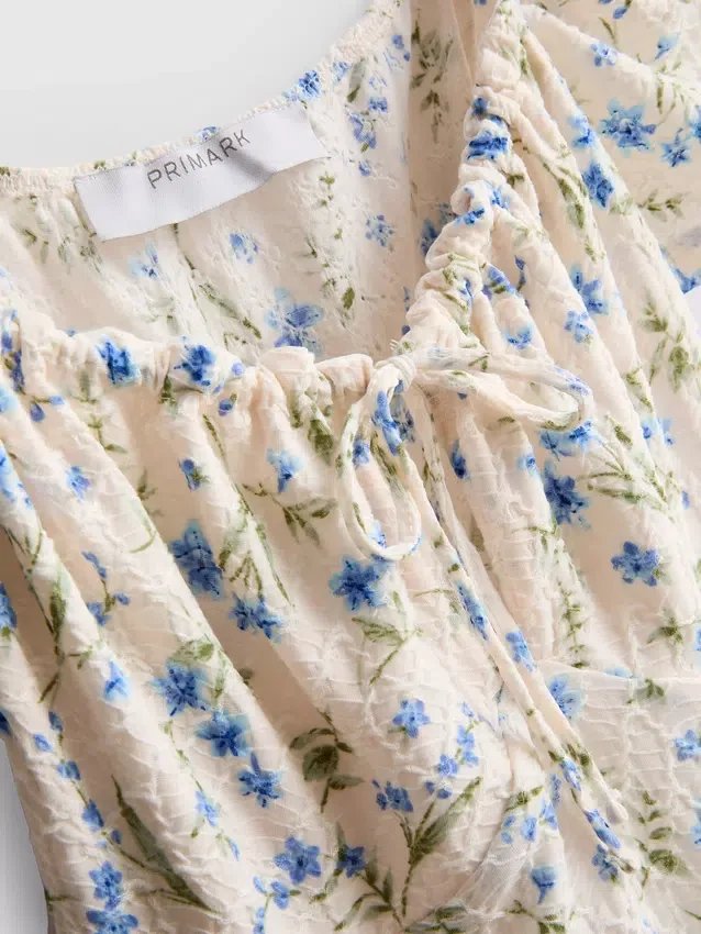 Rochie mini cu mâneci scurte șifonate Rochie mini cu mâneci scurte șifonate