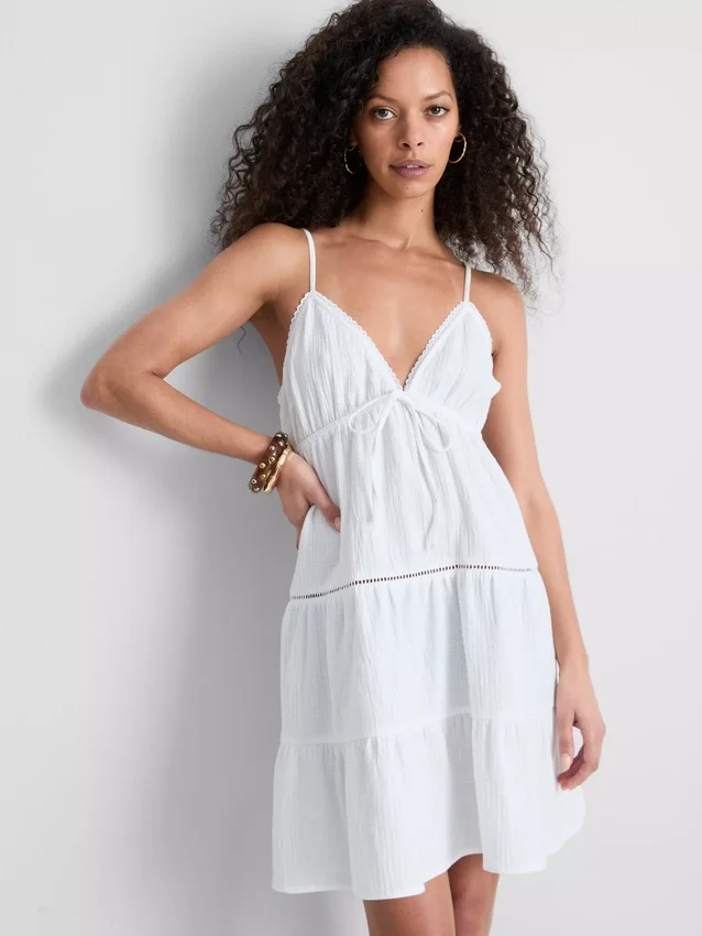 Rochie mini din bumbac cu decolteu în V și volane Rochie mini din bumbac cu decolteu în V și volane