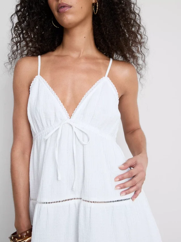 Rochie mini din bumbac cu decolteu în V și volane Rochie mini din bumbac cu decolteu în V și volane