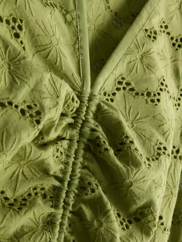 Rochie mini din bumbac cu ochiuri și volane Rochie mini din bumbac cu ochiuri și volane