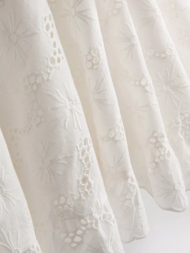 Rochie mini din bumbac cu ochiuri și volane Rochie mini din bumbac cu ochiuri și volane