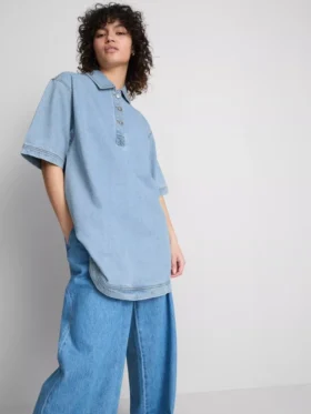 Rochie mini dreaptă din denim de bumbac, cu guler Rochie mini dreaptă din denim de bumbac, cu guler