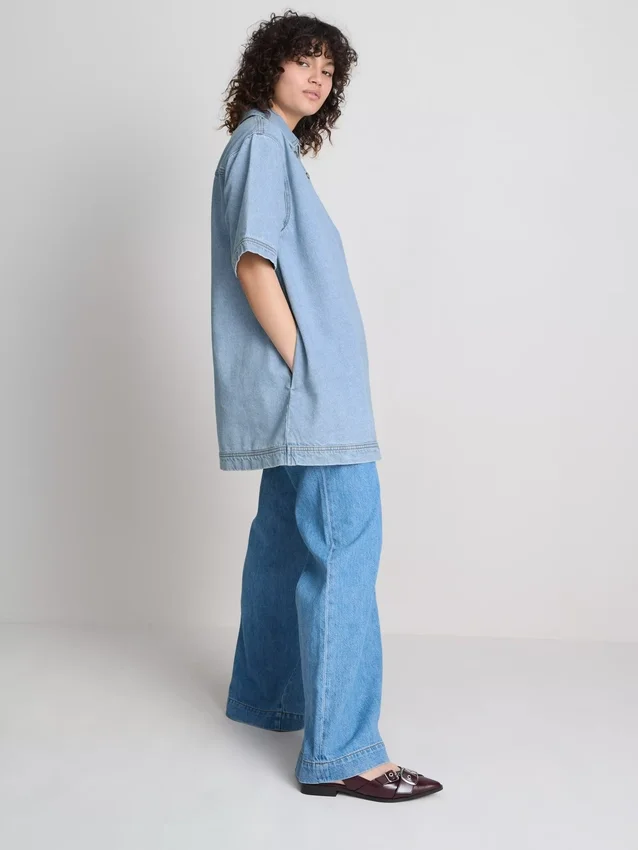 Rochie mini dreaptă din denim de bumbac, cu guler Rochie mini dreaptă din denim de bumbac, cu guler