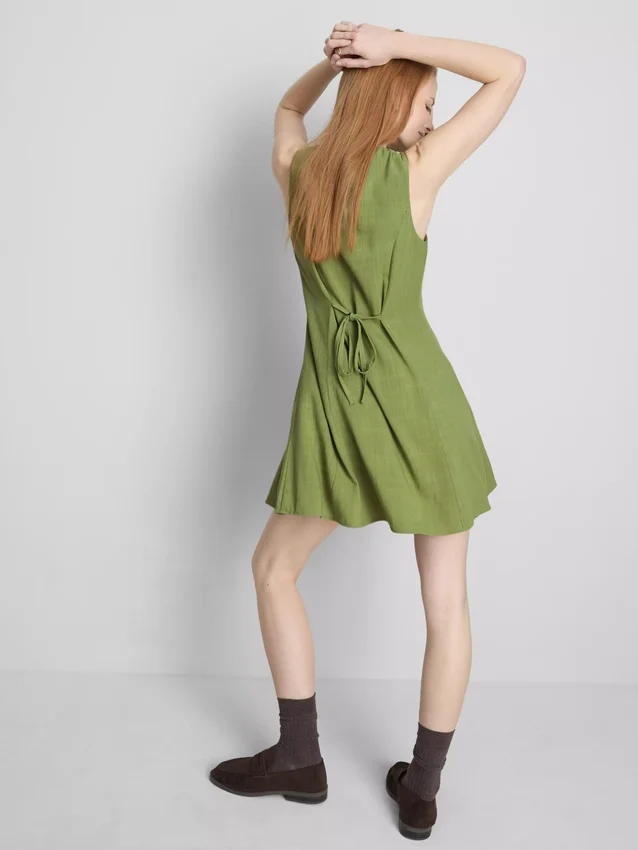 Rochie mini fără mâneci, cu decolteu în V Rochie mini fără mâneci, cu decolteu în V