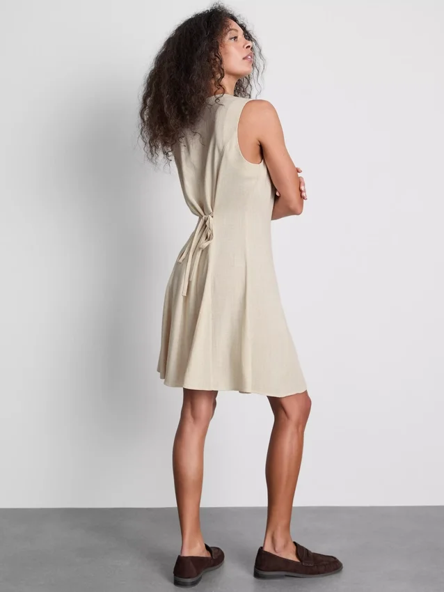 Rochie mini fără mâneci, cu decolteu în V Rochie mini fără mâneci, cu decolteu în V
