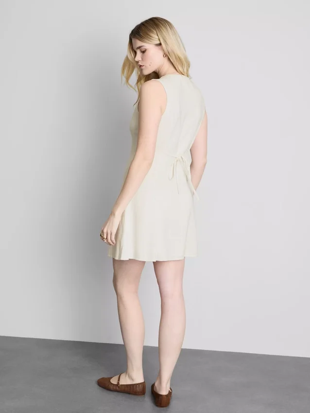 Rochie mini fără mâneci, cu decolteu în V Rochie mini fără mâneci, cu decolteu în V