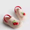 Saboti cu emblemă în formă de fruct