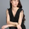 Salopetă cu decolteu în V și picioare balon Salopetă cu decolteu în V și picioare balon