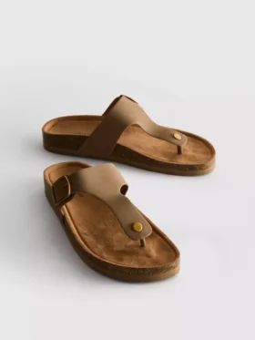 Sandale tip mule cu bară în formă de T și cataramă