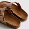 Sandale tip mule cu bară în formă de T și cataramă