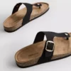 Sandale tip mule cu bară în formă de T și cataramă