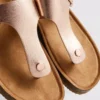 Sandale tip mule cu bară în formă de T și cataramă