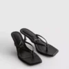 Sandale tip mule cu baretă între degete și pantofi cu toc