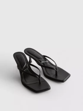 Sandale tip mule cu baretă între degete și pantofi cu toc