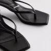 Sandale tip mule cu baretă între degete și pantofi cu toc