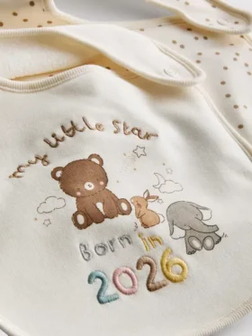 Set de 2 bavete cu imprimeu „Born in 2026” Set de 2 bavete cu imprimeu „Born in 2026”